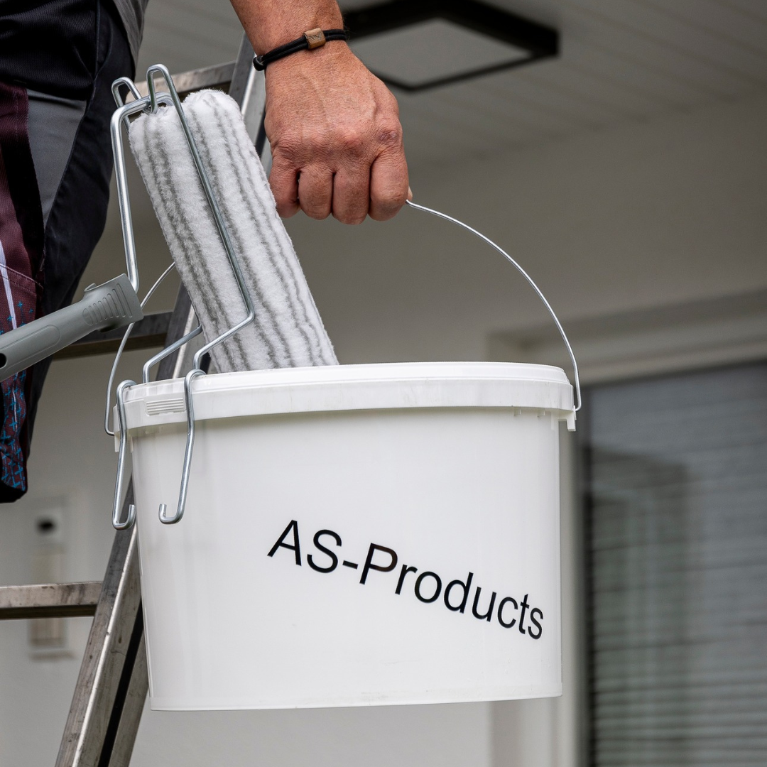 Farbrollenhalter, sicher am Farbeimer, eine Hand frei